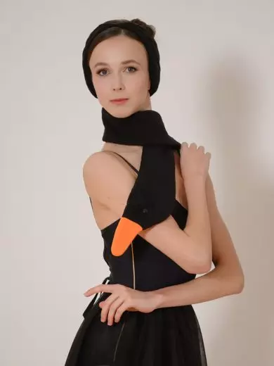 Black swan scarf